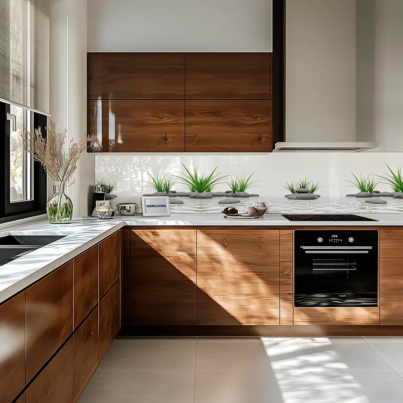 Helle Küche mit Holzschränken und Pflanzen