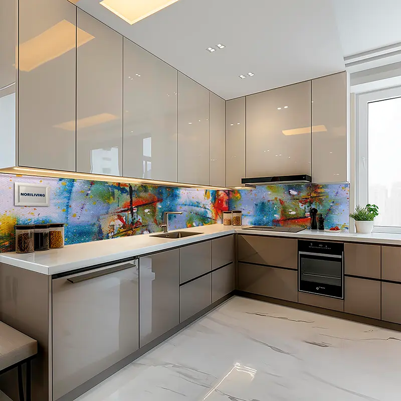 Elegante Küche mit farbigem Glas-Spritzschutz