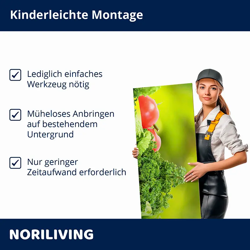 Frau hält dekoratives Panel mit Tomaten- und Kräutermotiv