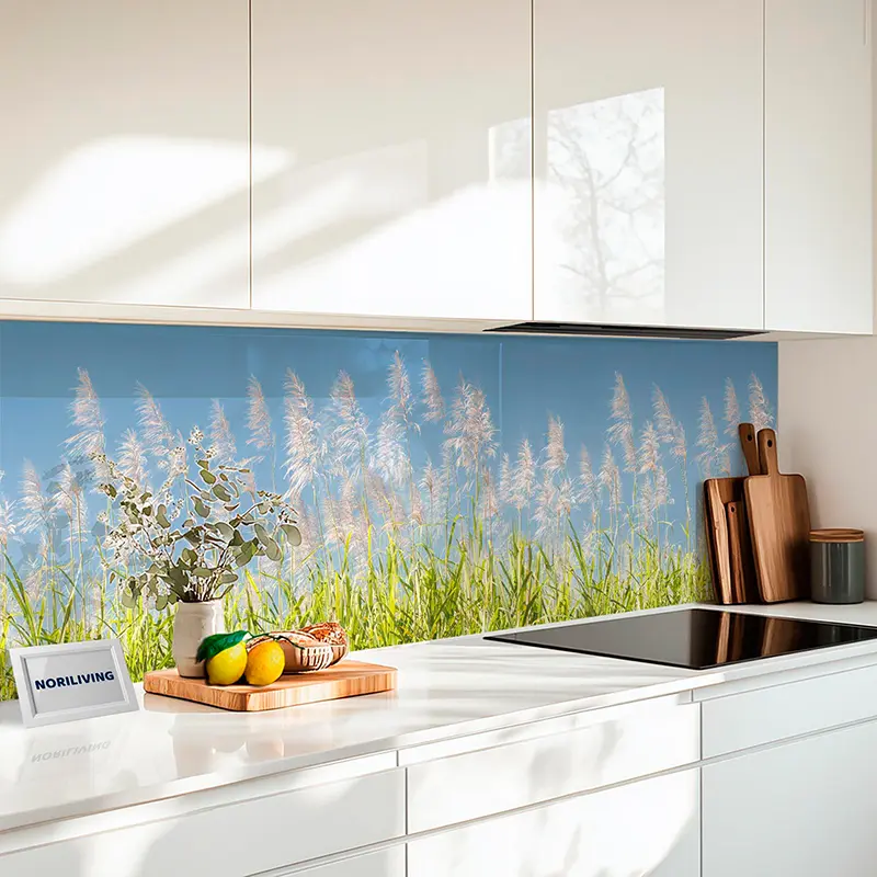 Moderne weiße Küche mit Glasrückwand und Schilfmotiv