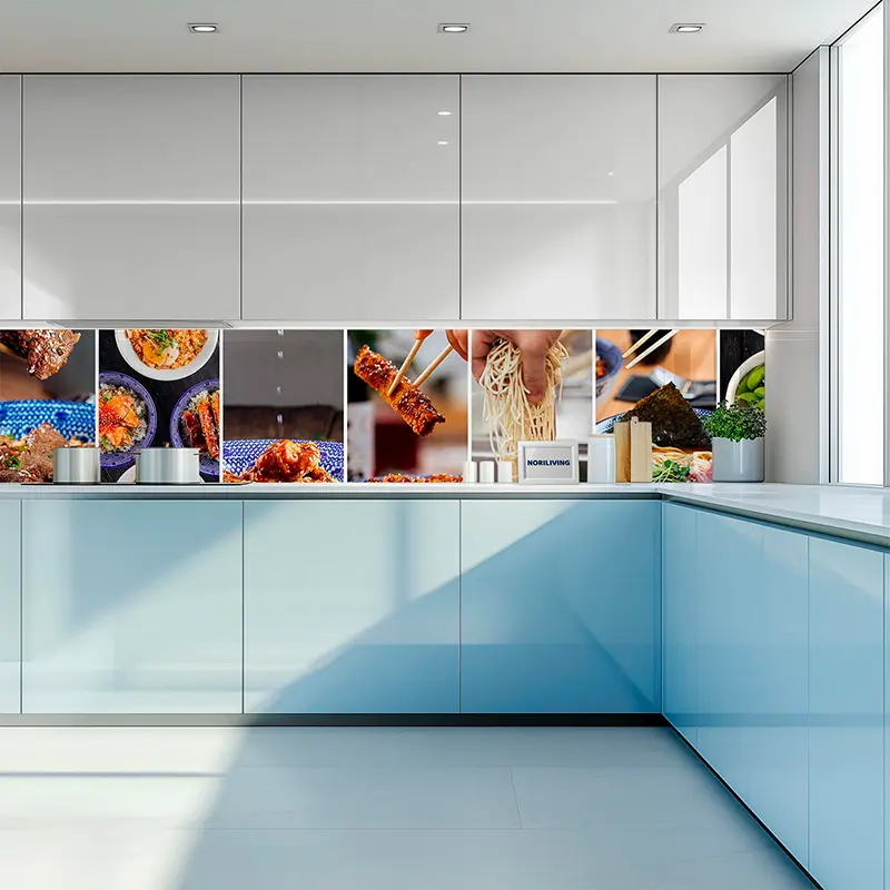 Küchenzeile mit buntem Food-Motiv als Spritzschutz