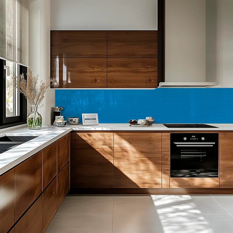 Moderne Holzküche mit blauem Fliesenspiegel