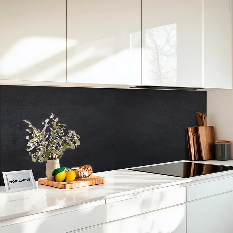 Weißer Küchenarbeitsplatz mit Schneidebrett und Vase