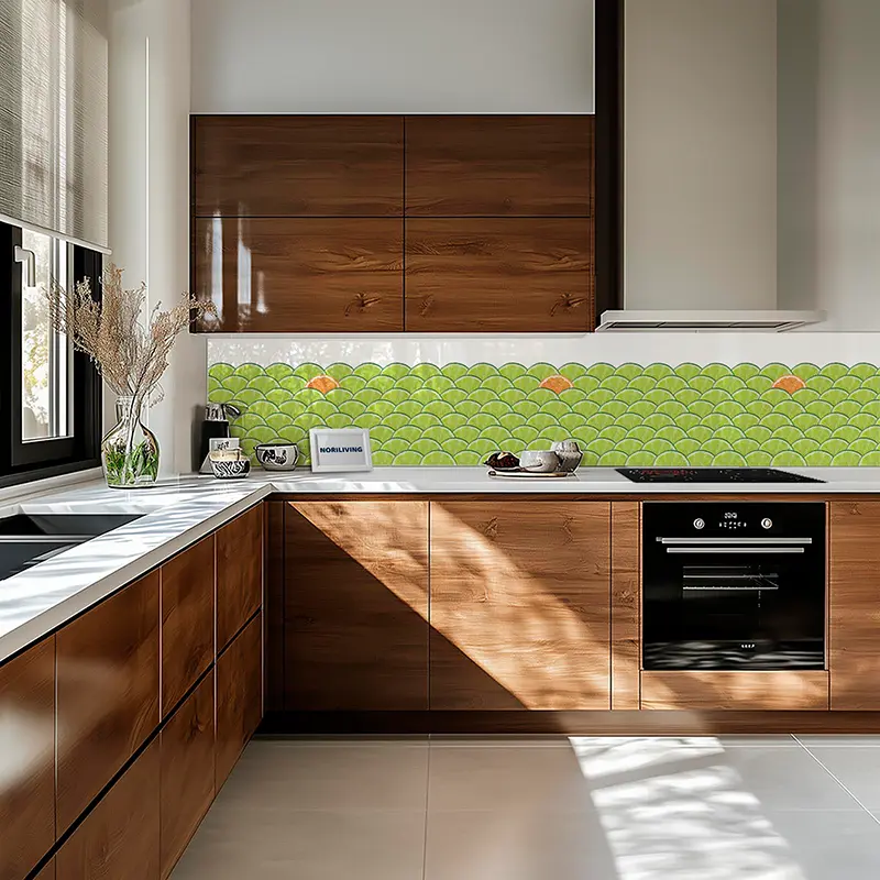 Küche mit Holzschränken und grünem Schuppenmuster