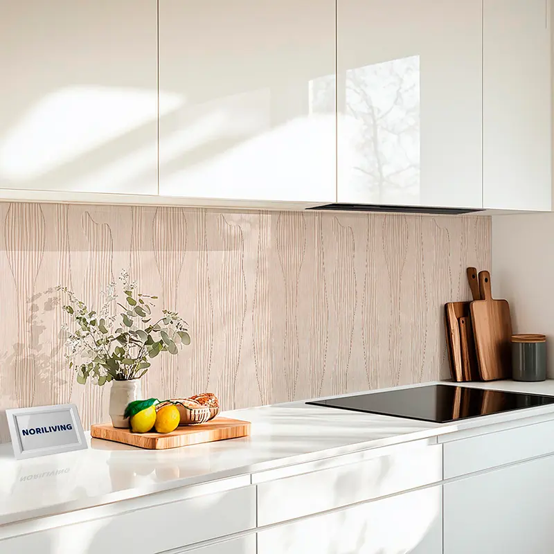 Küchenarbeitsplatte mit Schneidebrettern und Induktionsfeld