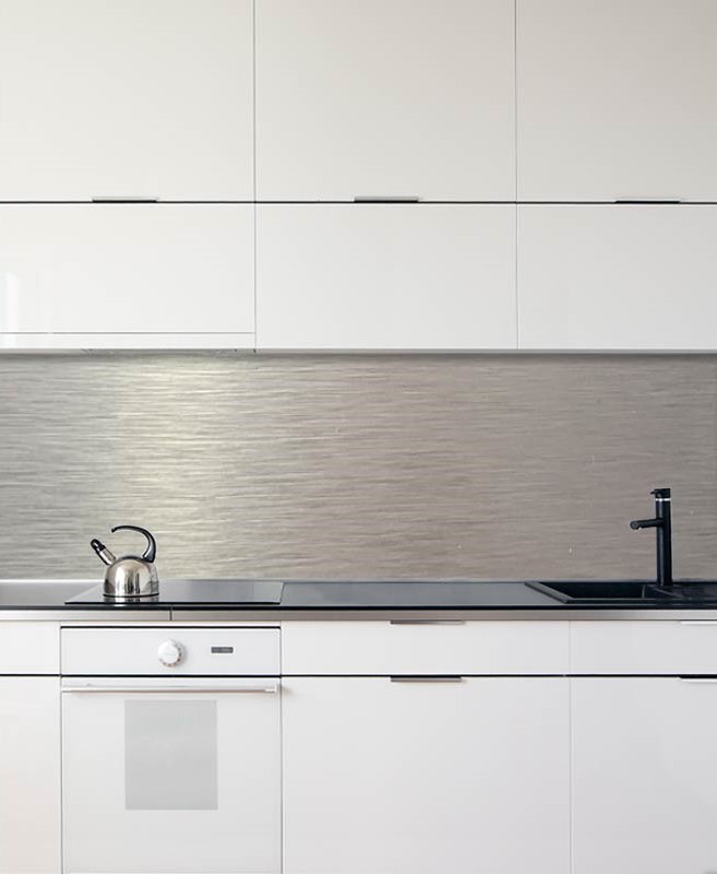 Weiße Küche mit minimalistischen Schränken, Glaskeramikkochfeld, Wasserkocher und schwarzer Armatur