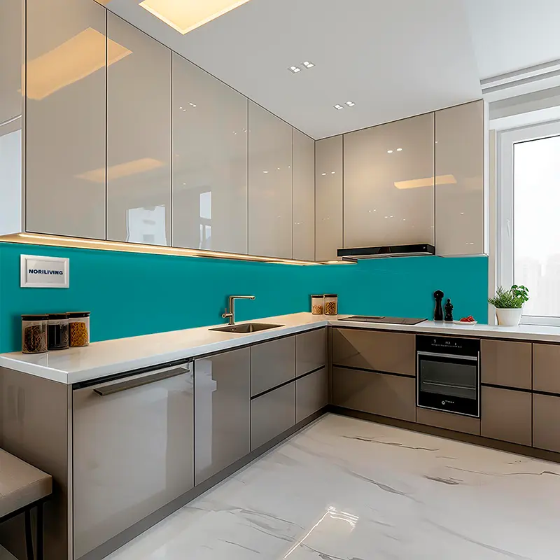 U-förmige Küche mit türkisfarbener Rückwand