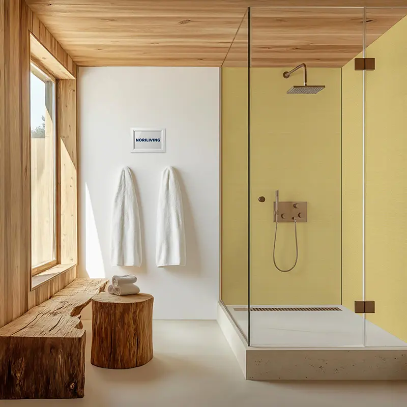 Helles Bad mit offener Glasdusche, Handtüchern und Holz