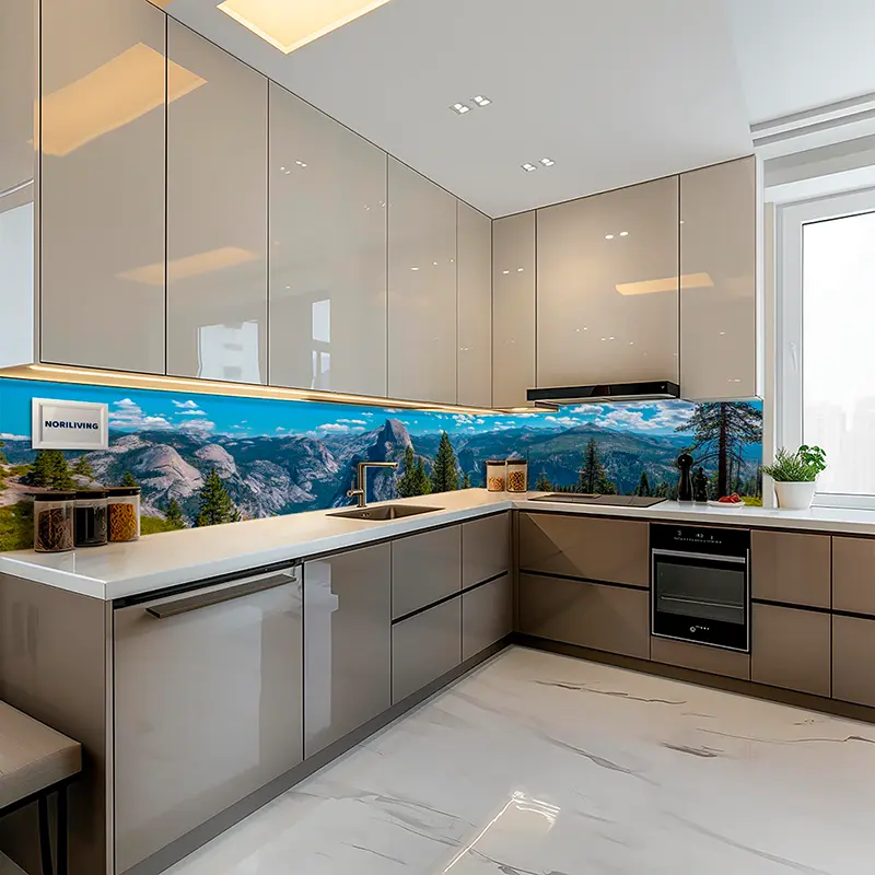 Küche mit Glasrückwand: Alpen-Bergblick