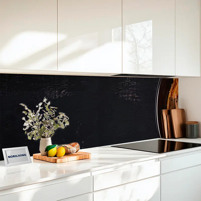 Arbeitsplatte mit Schneidebrett und Zitronen