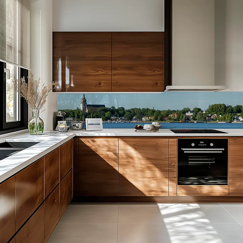 Helle Küche mit Holzfronten und See-Motiv