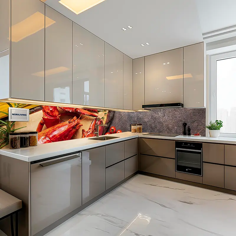 Graue Eckküche mit glänzenden Fronten und Krabbenbild