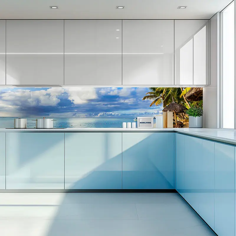 Helle Küche mit blauen Fronten und Panorama-Meerprint