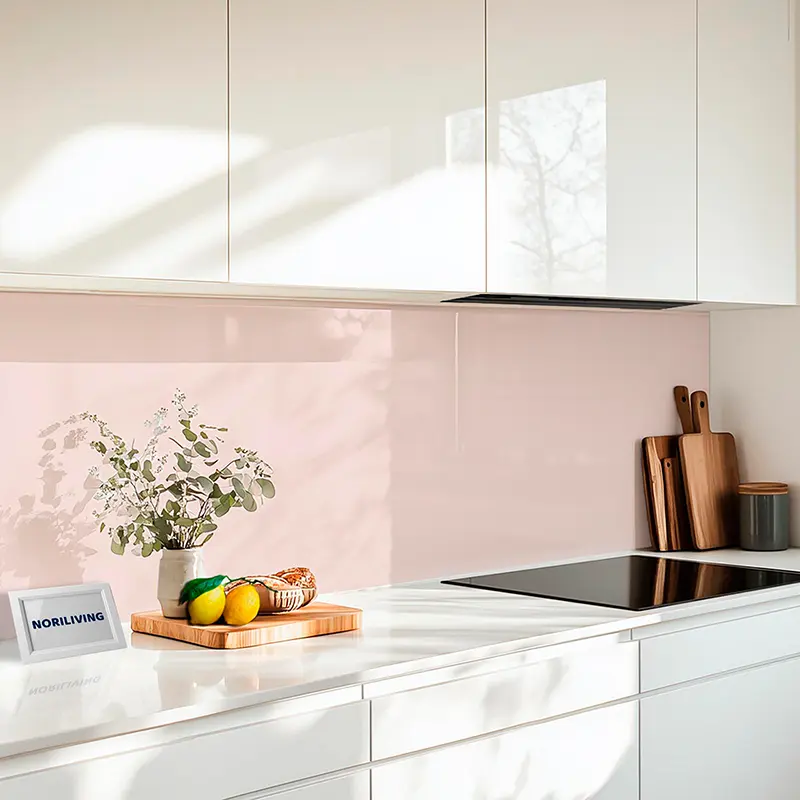 Weiße Küchenarbeitsplatte mit Schneidebrett und Zitronen