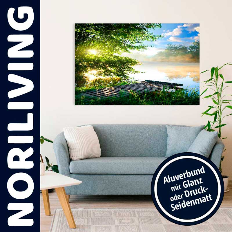 Wohnzimmer mit grauem Sofa, Landschaftsbild an der Wand von Noriliving, Alubund mit Glanz oder Druck-Seidenmatt