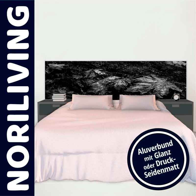 Schlafzimmer mit einem modernen Bett, weißer Bettwäsche und einem stilvollen Aluverbund-Kopfteil in Dunkeloptik