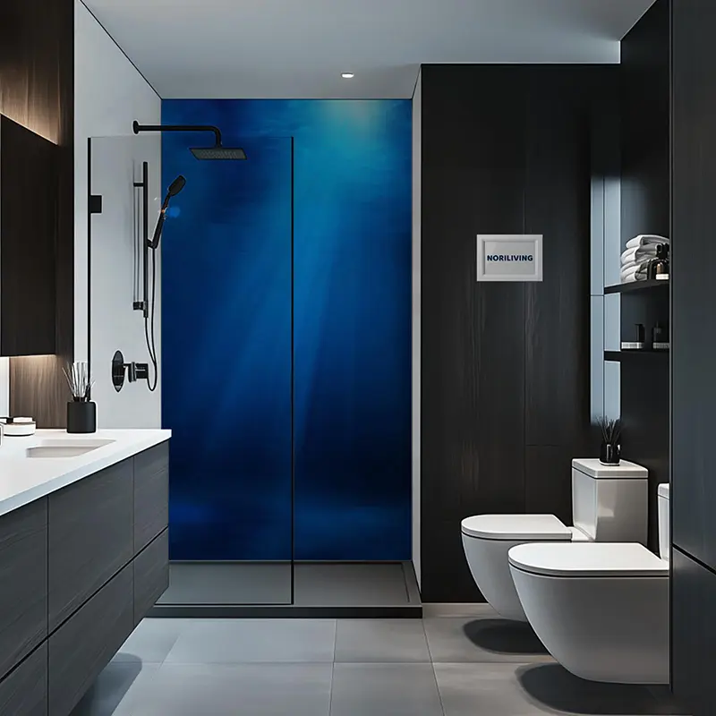 Elegantes Bad mit Glasdusche, schwarzer Armatur und Wand-WC