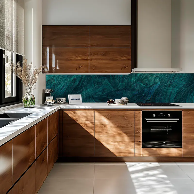 Küche mit Holzschränken und türkisfarbener Rückwand