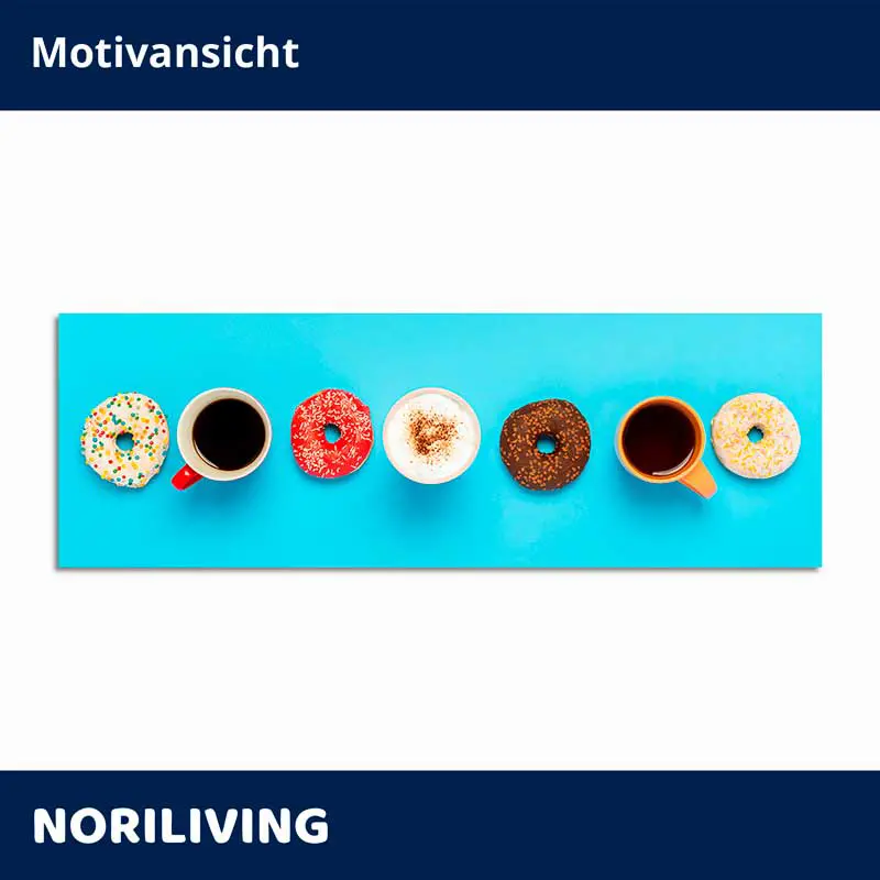 Panorama mit bunten Donuts und Kaffeetassen