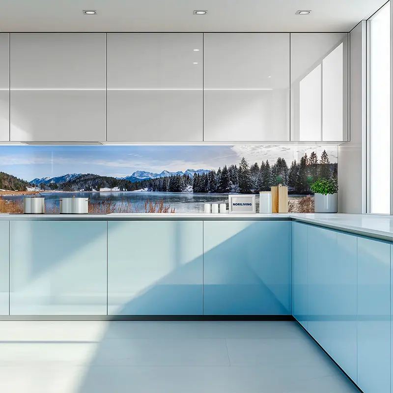 Spritzschutz mit Wintersee und Bergen in moderner Küche