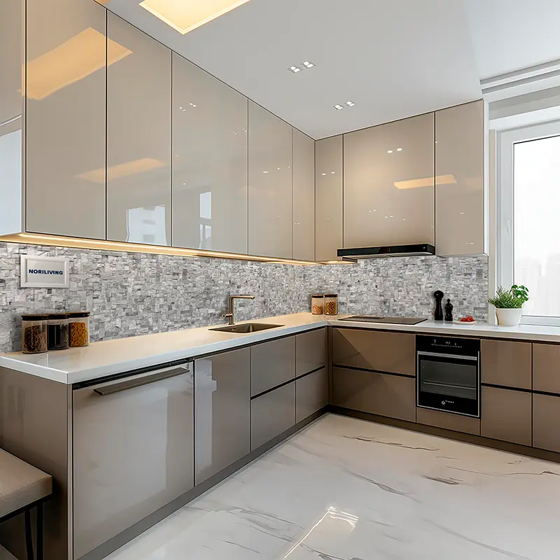 Moderne Küche mit glänzenden Fronten und Steinrückwand