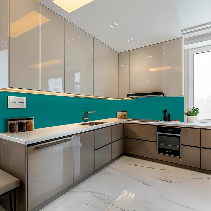 Glatte Eckküche mit eingebautem Ofen und Spüle