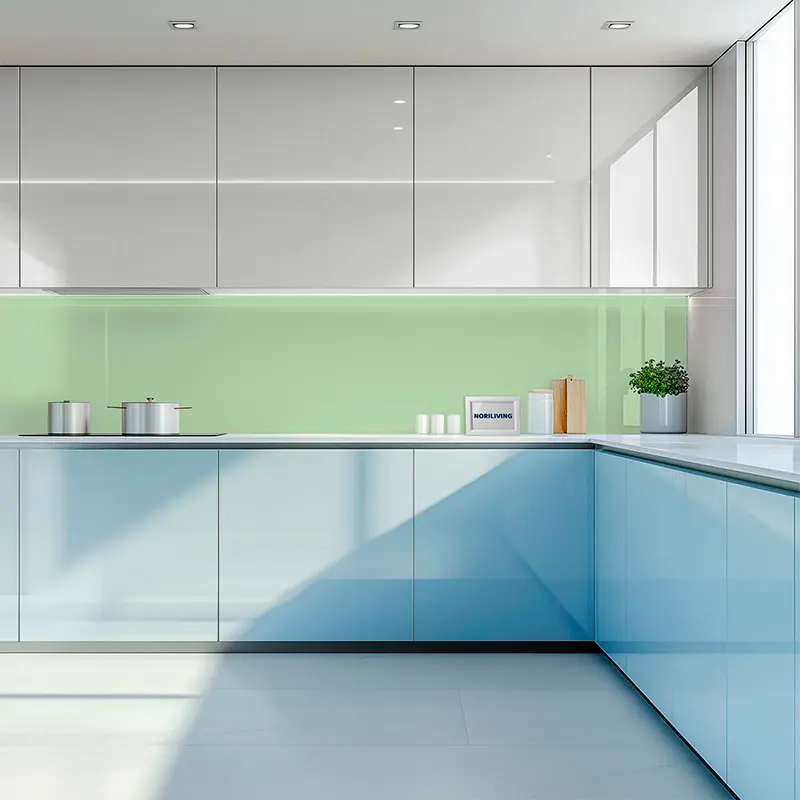 Helle Küche mit blauen Fronten und grüner Glasrückwand