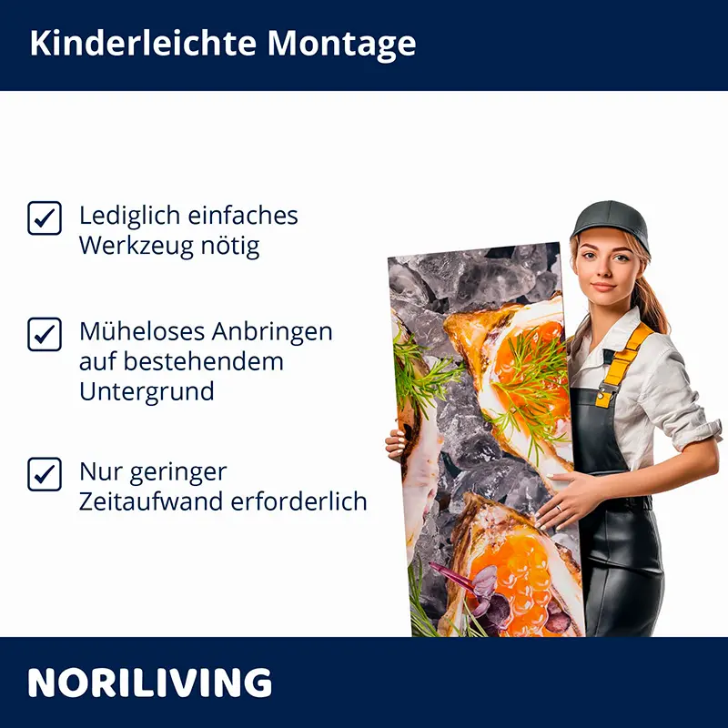Frau hält Wandbild, einfache Montagehinweise Noriliving
