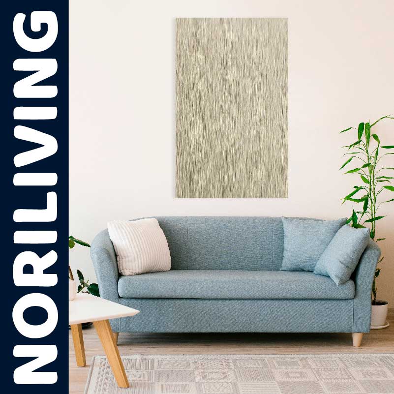 Ein gemütlich eingerichtetes Wohnzimmer mit einem blauen Sofa, Kissen, einem Wandbild und Pflanzen, perfektes skandinavisches Design.