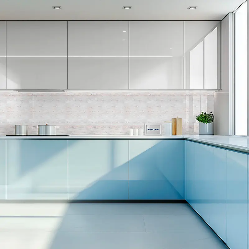 Minimalistische Küche mit blauen Unterschränken