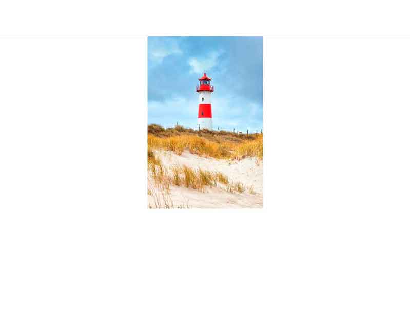 Ein rot-weißer Leuchtturm steht auf sandigen Dünen mit blauem Himmel im Hintergrund, Symbol für maritime Schönheit und Nordsee-Romantik auf Sylt