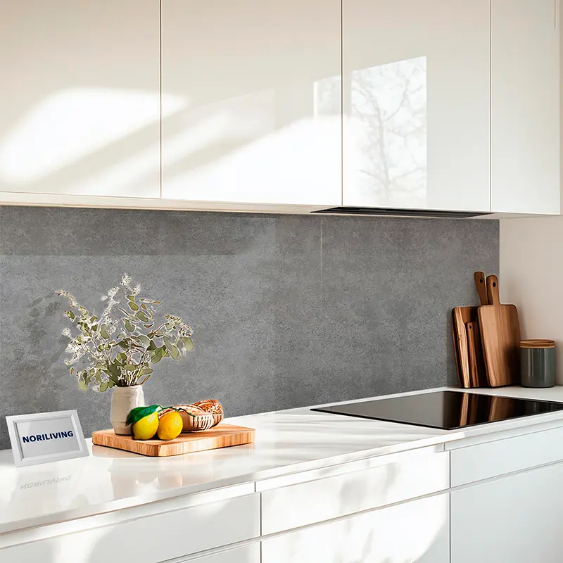 Weiße Arbeitsplatte mit Induktionskochfeld, Holzschneidebret