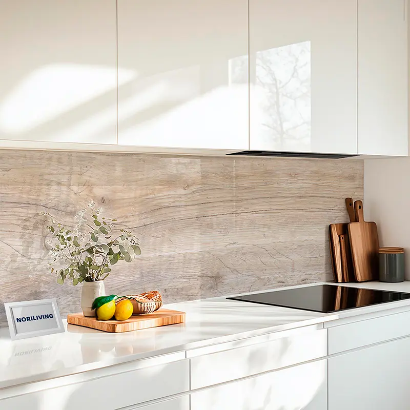 Helle Einbauküche mit Kochfeld, Holzbrett und Obst