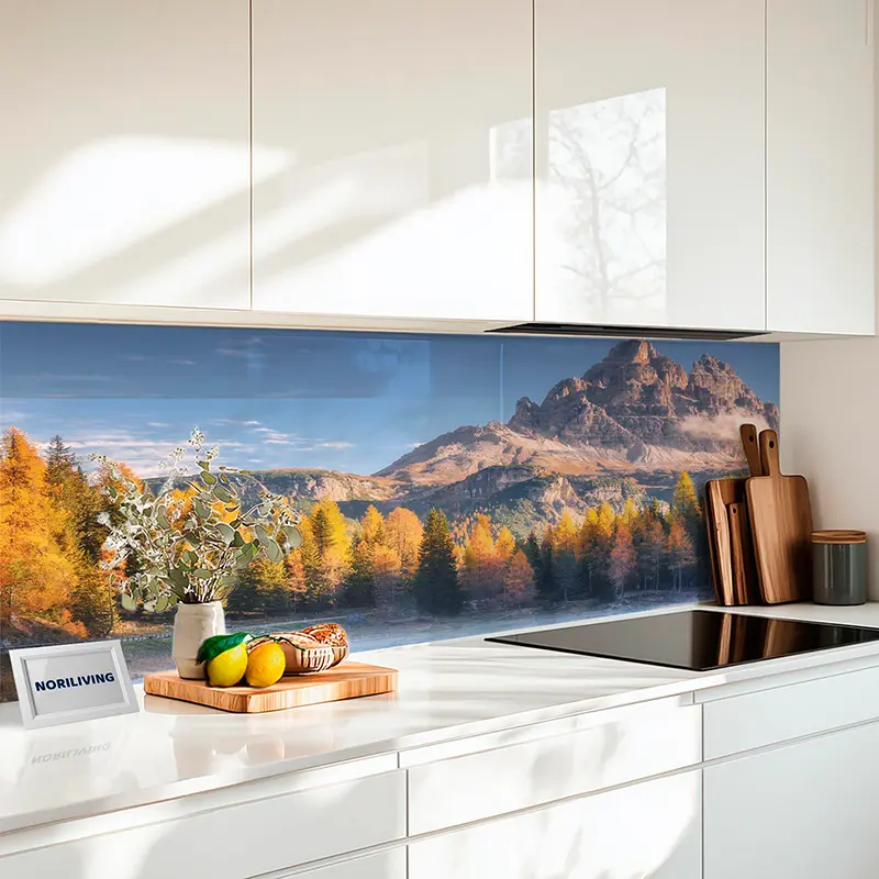 Moderne weiße Küche mit Glasrückwand Berglandschaft