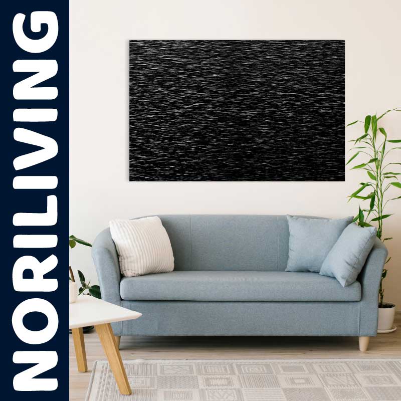 Gemütliches Wohnzimmer mit grauem Sofa, Kissen und großer abstrakter Kunst an der Wand, dekoriert mit Pflanzen und einem weißen Couchtisch.