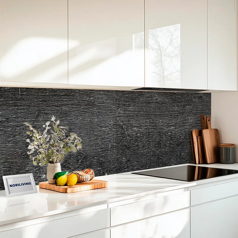 Weiße Küche, schwarzer Steinrücken, Deko und Obst