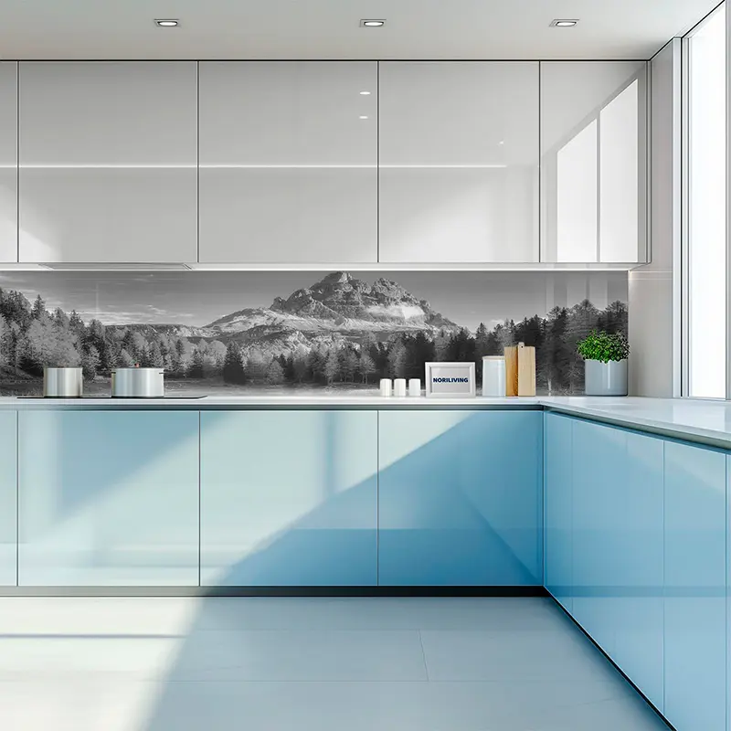 Panorama-Rückwand mit Berglandschaft in moderner Küche