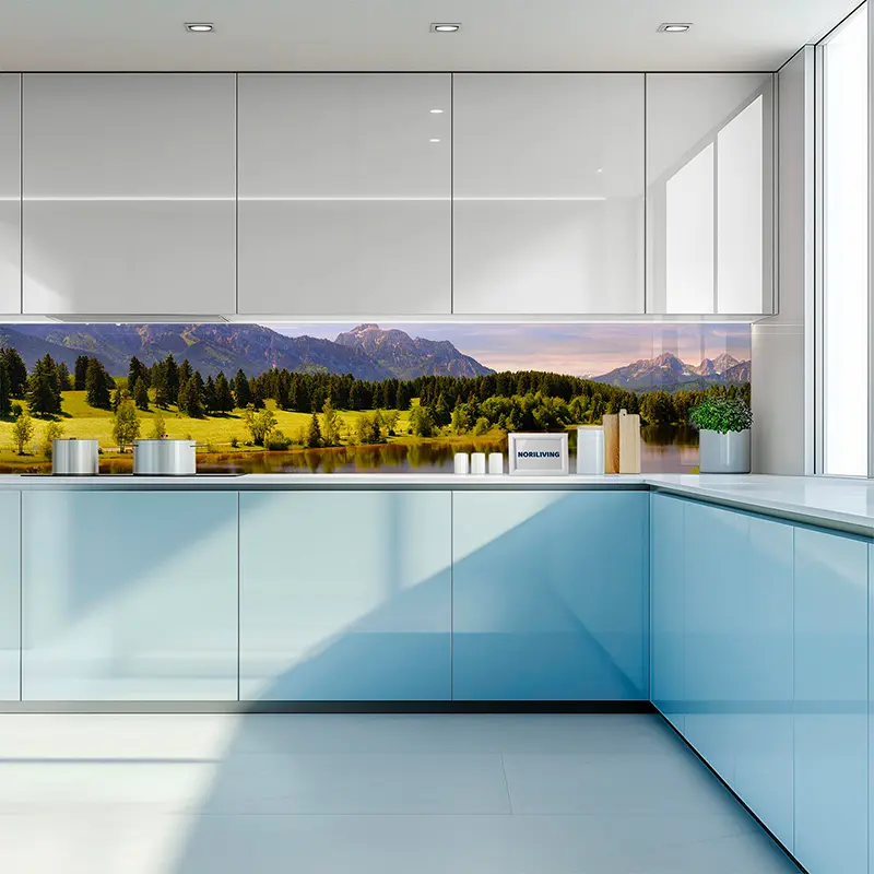 Hellblaue Einbauküche mit Landschafts-Glasrückwand