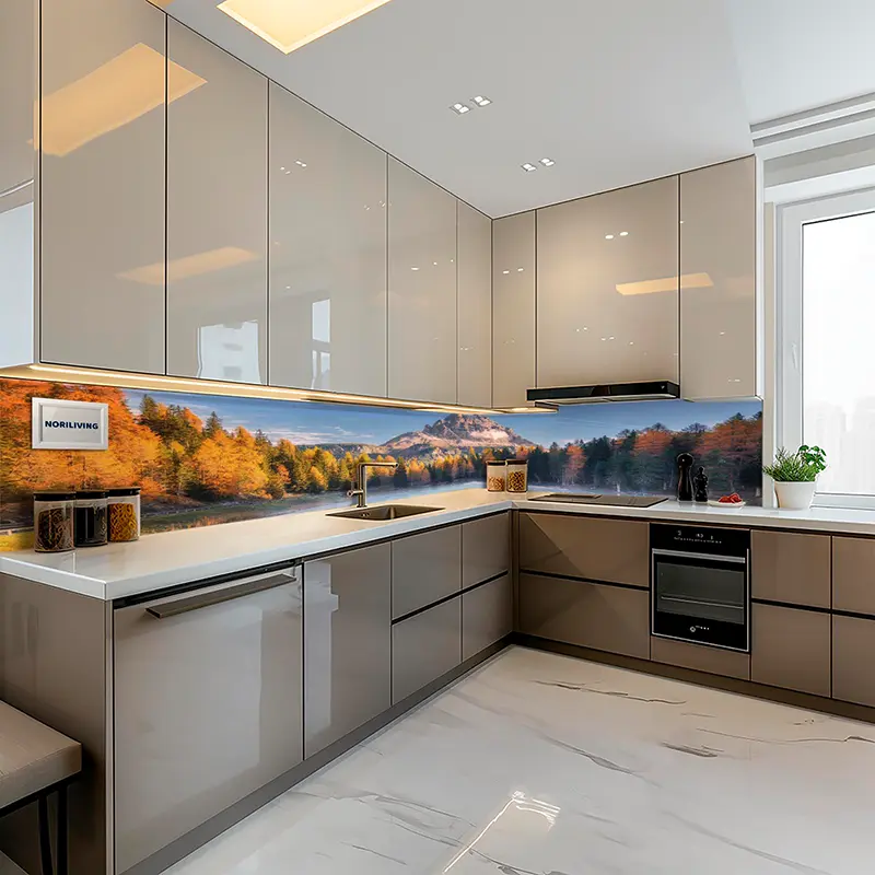 Graue Einbauküche mit Glasrückwand (Berg- und Herbstmotiv)