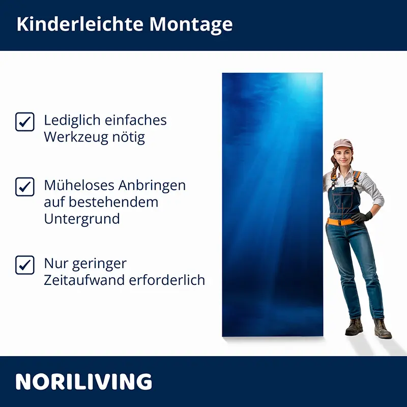 Frau neben blauem Paneel mit Montagehinweisen