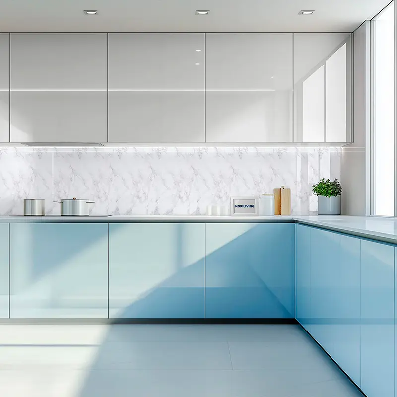 Helle, minimalistische Küche mit Marmorrückwand