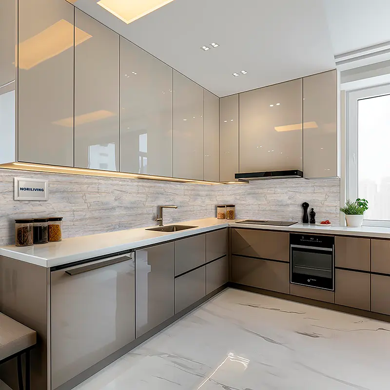 Helle moderne Küche in L-Form mit Einbaugeräten