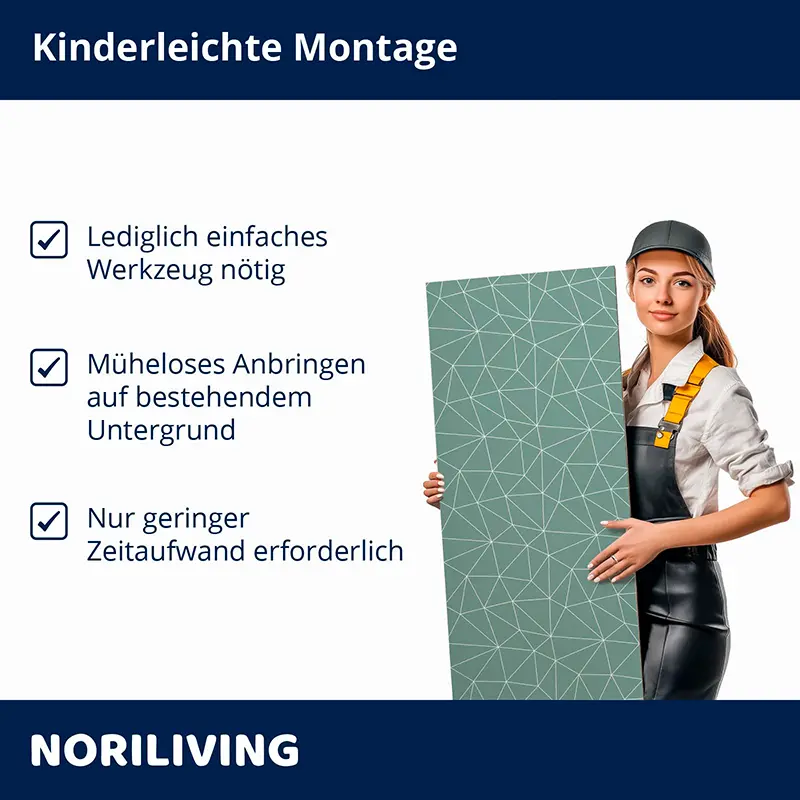 Handwerkerin hält dekorative Platte mit geometrischem Muster