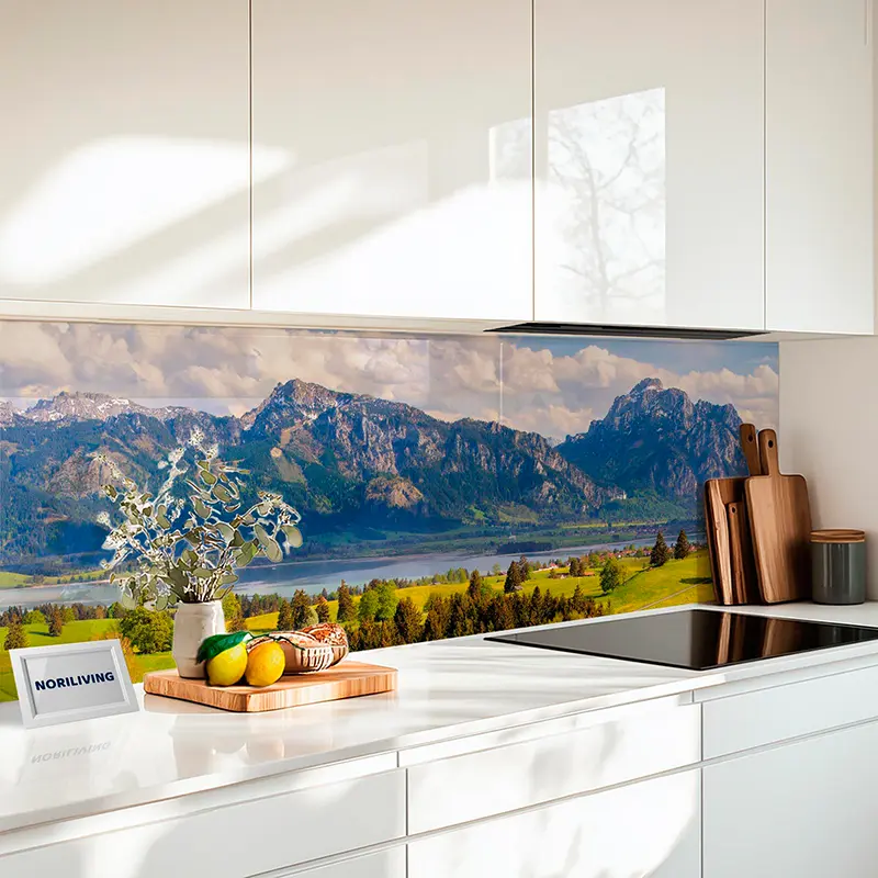 Glasrückwand mit Alpenmotiv, See und Wiese