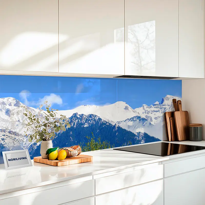 Fliesenspiegel Alu Verschneite Berge mit grüner Wiese 856