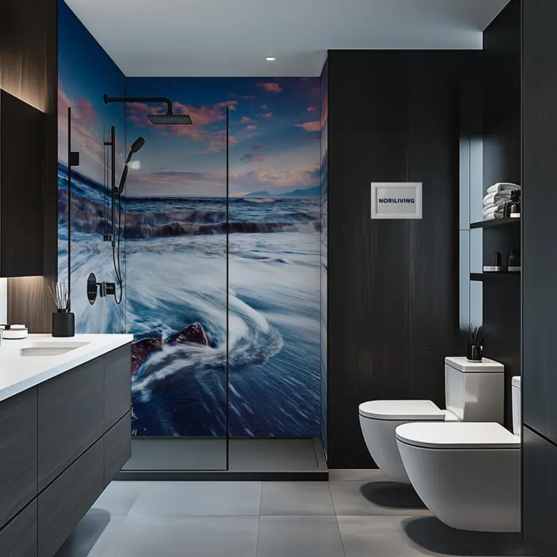 Moderne Dusche mit Meeresbild an der Duschwand