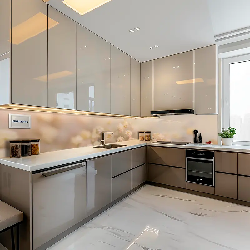 U-förmige Küche mit weißen Arbeitsplatten und Backofen