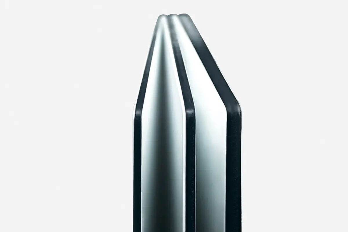 Seitenansicht von zwei Aluminium-Verbundplatten auf hellem Hintergrund