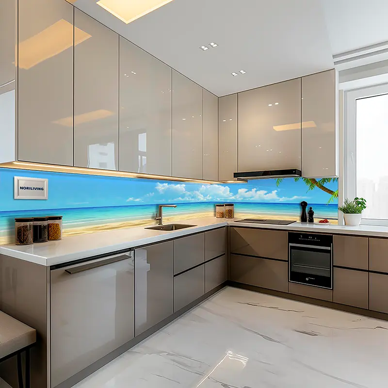 Helle, moderne Küche mit Strand-Motiv auf der Rückwand
