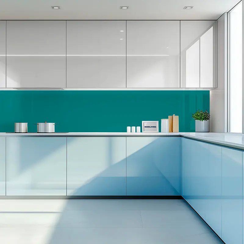 Weiße Hochglanzküche mit türkiser Glasrückwand